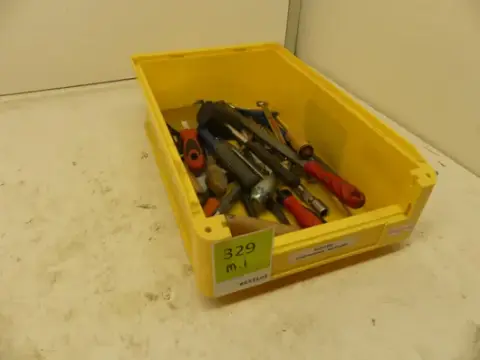 Skup alata, između ostalog odvijači (gumeni čekić, lopatica, turpije, kliješta, dlijeta, ključevi)