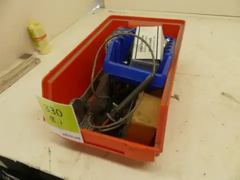 Skup radioničkog materijala, između ostalog lemilice (napajanja, kabeli, sitni dijelovi)