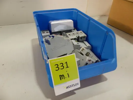 Konvolut elinstallation bl.a. fejlstrømsafbrydere (automatsikringer, skinne-stikkontakt)