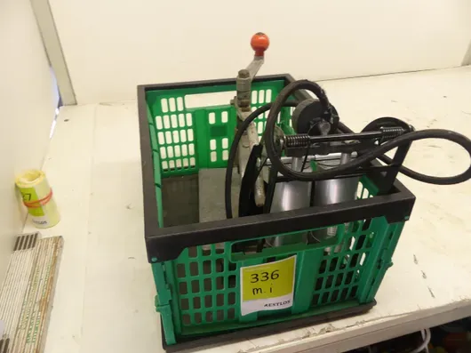 Konvolut udstyr bl.a. MCP dobbeltcylinder-fodpumpe med manometer