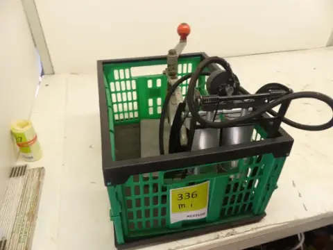 Skup uređaja, između ostalog MCP - dvostruka nožna pumpa s manometrom