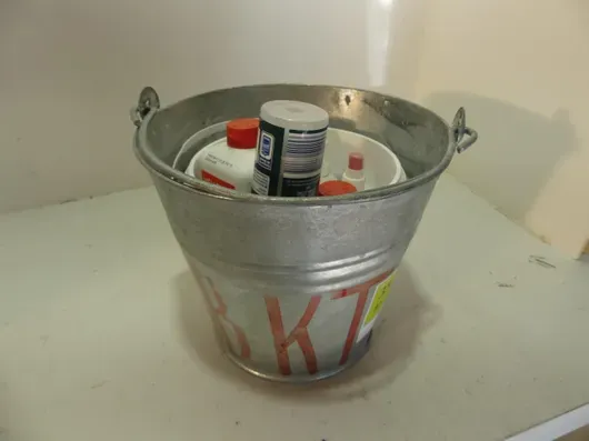 Konvolut bl.a. zinkspand med indhold (sprayflasker, flasker)