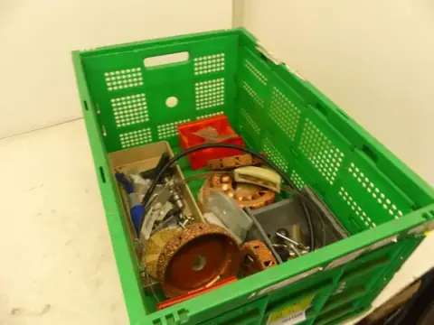 Konvolut af værktøj og raspe-/slibeskiver (slibekroppe, slanger, smådele)