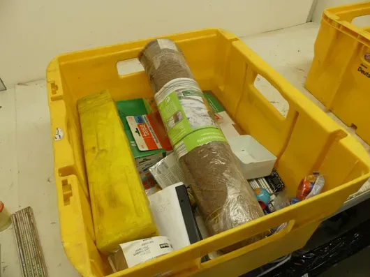 Skupna ponuda potrepština za kućne radove, između ostalog tesa proizvoda (rolo prostirka, kutija s priborom, sitni dijelovi)