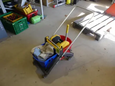 Rengjøringsvogn med 2 bøtter og moppepresse (moppetrekk, kluter)