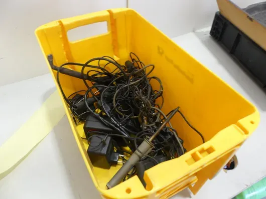 Konvolut elektrisk tilbehør, bl.a. strømforsyninger og kabler (loddekolbe)