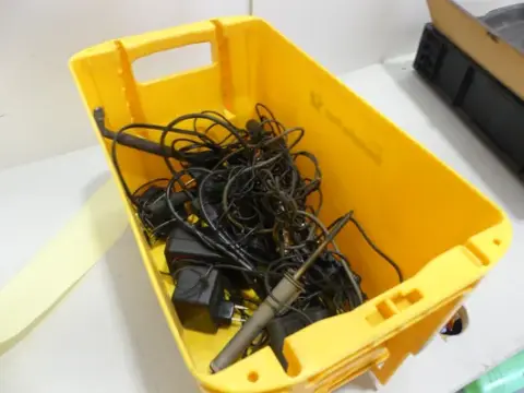 Konvolutt elektrisk tilbehør, bl.a. strømforsyninger og kabler (loddebolt)