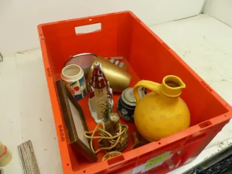 Konvolutt med dekorasjonsartikler bl.a. keramikkkanne og vaser (bilderammer, figurer, telysholdere)