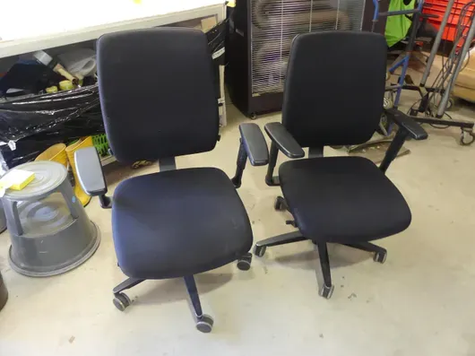 2x kontorstol med armlener (svart)