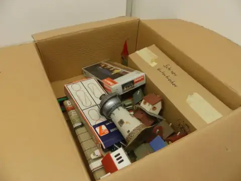 Konvolut Modelleisenbahn u. a. Gebäudemodelle (Wasserturm, Gleise, Zubehör)