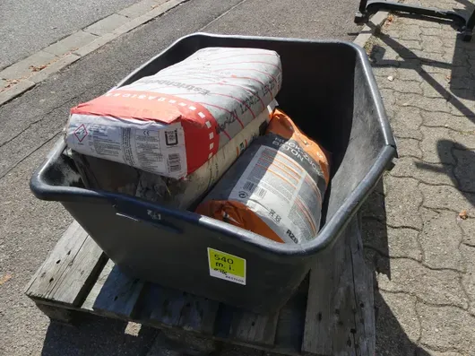 Mørtelbalje med innhold (avrettingsbetong 25 kg, Ruck-Zuck betong 25 kg)