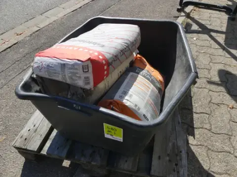 Mørtelbalje med indhold (estrichbeton 25 kg, Ruck-Zuck beton 25 kg)