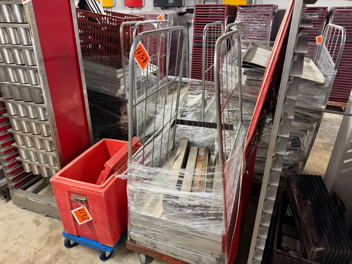 Grid transport trolley (with various baking molds)