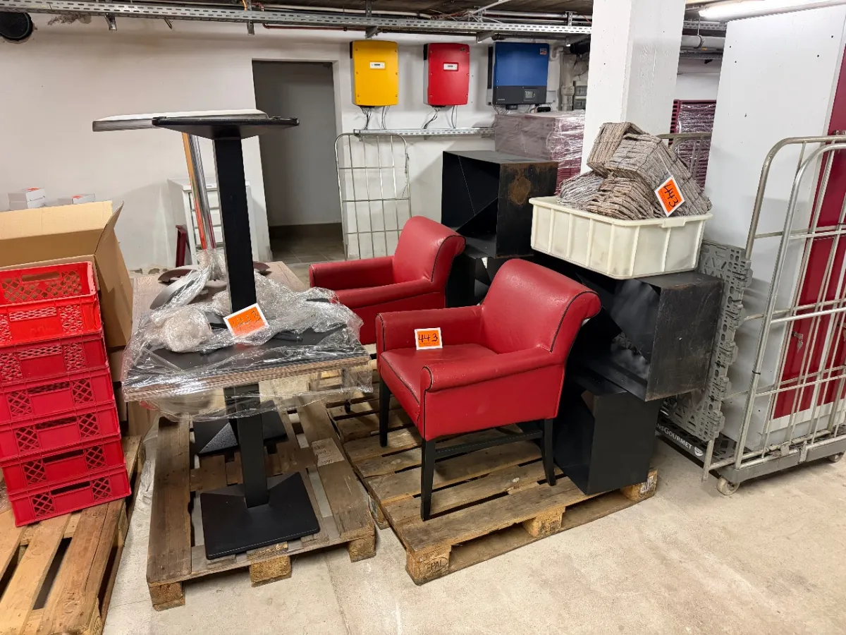 Posten Tische (4 Stück) + (2 Sessel, beschädigt) + (Deko)