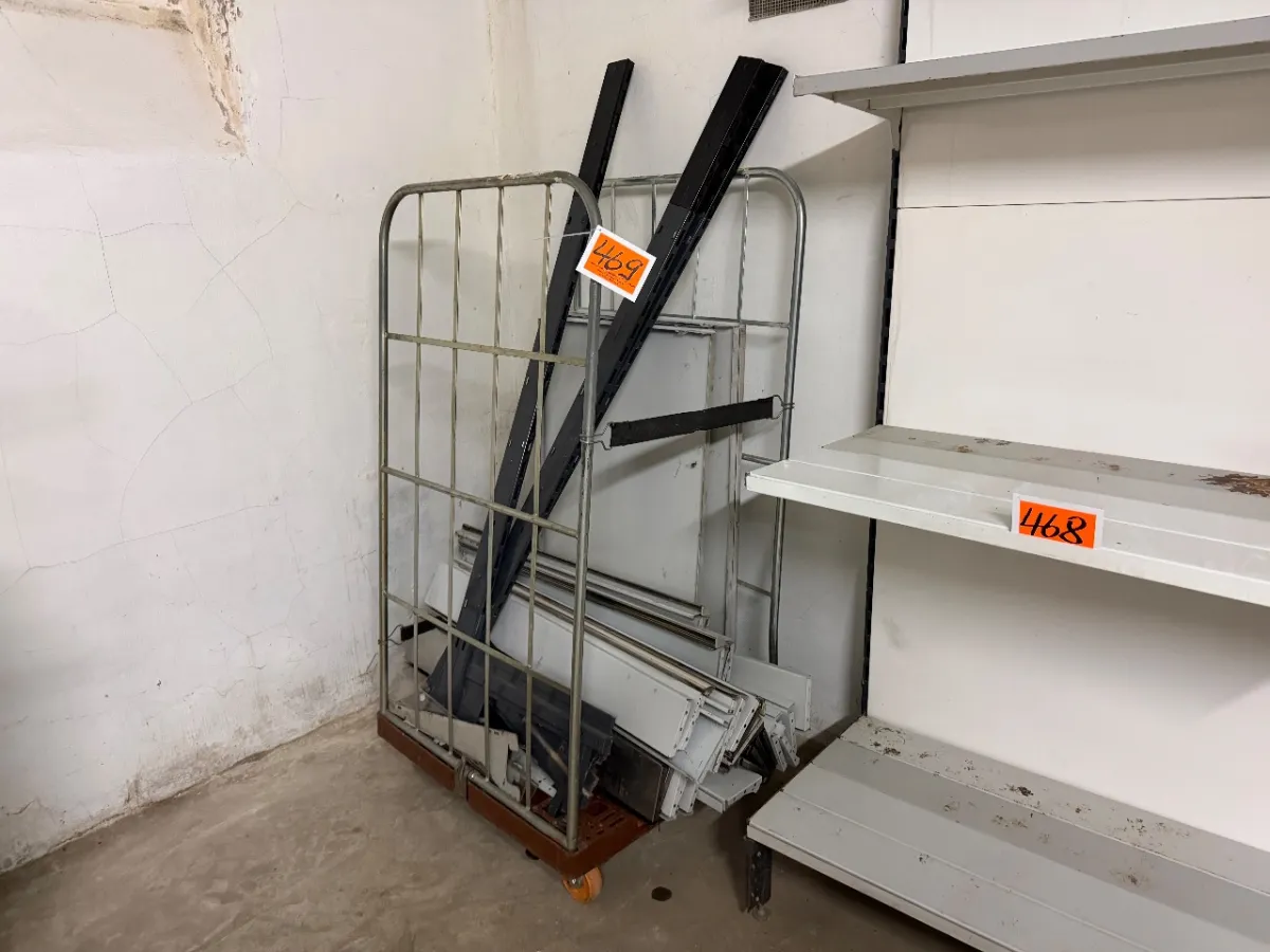 Metalen verkoopstelling (gedemonteerd)