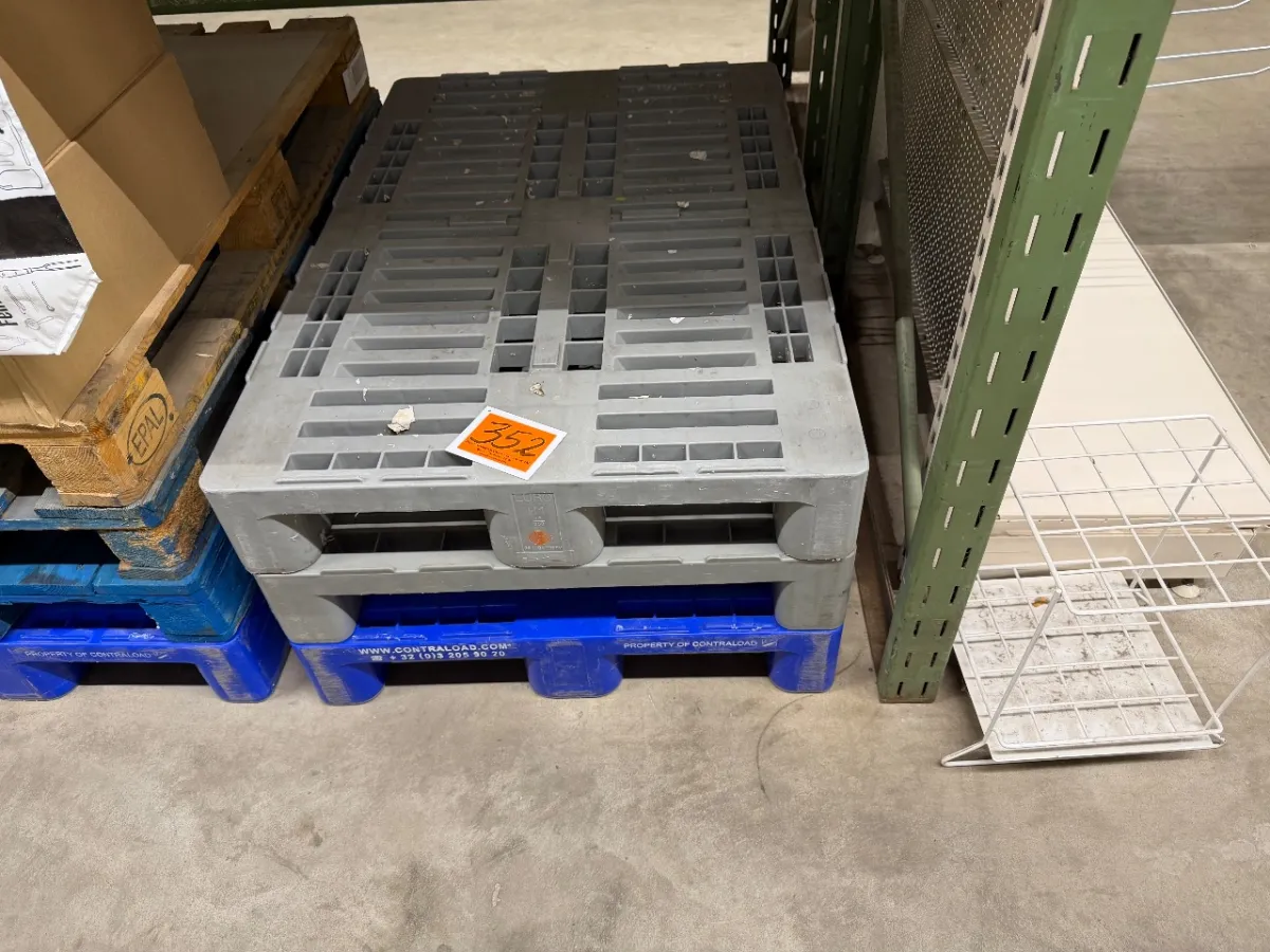 Posten Kunststoff-Paletten (3 Stück)