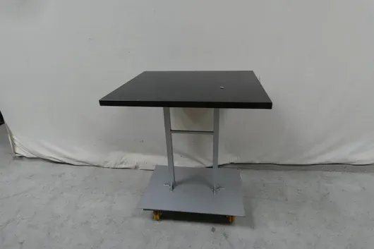 Table, sans plateau roulant