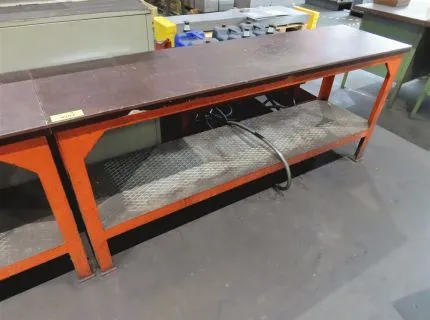 1 table de travail, env. 200 x 50 cm