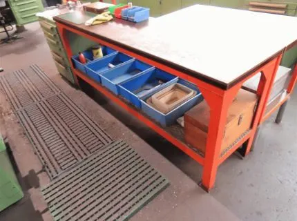 1 table de dépôt, env. 200 x 40 cm