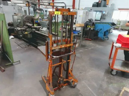 1 pallet jack, make: Almocar, type: VSS, capacity 500 kg