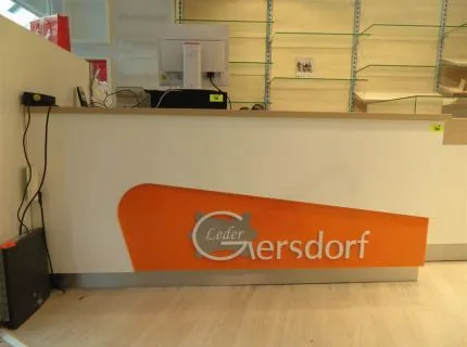 1 comptoir de magasin avec logo d'entreprise, env. 2 m x 0,90 m, blanc/orange, avec plateau en bois appliqué, érable, 2 portes, avec 3 tiroirs et 2 étagères, avec traces d'usure et rayures