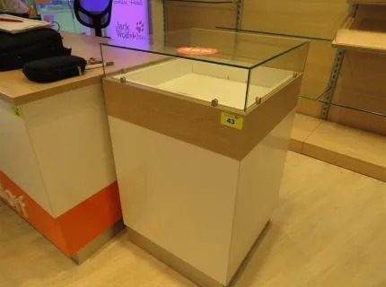 1 vitrine de comptoir, 0,60 m x 0,60 m, 1 m de haut, blanc/bois, érable, 1 porte, 1 tiroir, avec légères traces d'usure et rayures