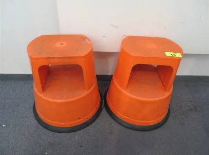2 marchepieds orange, avec roulettes