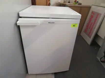 1 refrigerator, fabr. Miele, type 760034, gross capacity 151 litres, refrigerant R600a, with 1 freezer compartment, freezing capacity 2 kg