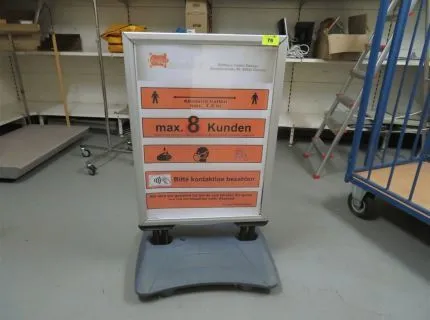 1 Kundenstopper, mit beidseitiger Klapprahmung, Standfuß mit Wassertank, 25 l