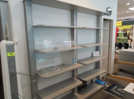 1 lot système d'étagères, composé de : 2 étagères murales avec fond, 1 x env. 2 m x 2 m, gris, avec 8 tablettes, 1 x env. 2 m x 1 m, gris, avec 4 tablettes, 1 étagère murale à colonne, avec 5 tablettes, 1 étagère d'angle avec fond, env. 2 m x 6 m, gris, avec 19 tablettes, avec dommages à la plinthe (pos. 5, 6, 8)