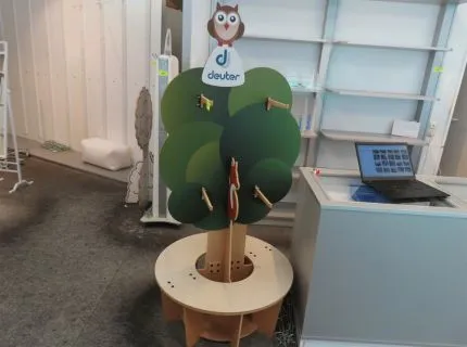 1 verkoopstelling/presentatie, opschrift Deuter, hout, ca. 1,70 m hoog en 0,80 m diameter