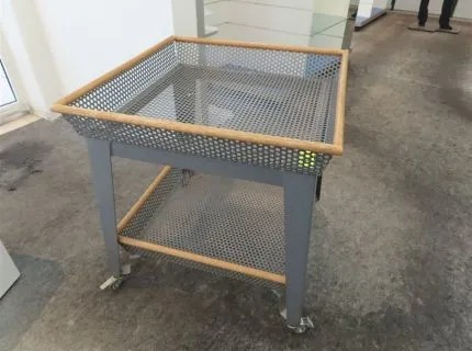 1 actietafel/uitzoekbak, ca. 0,80 m x 0,80 m en ca. 0,70 m hoog, geperforeerd metaal met houten frame, metaal grijs, rolbaar