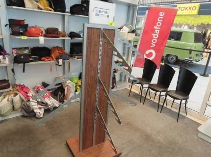 1 Warenpräsenter, 5-Arm-Elementsystem, ca. 1,50 m hoch, Aufschrift Camel active, Metall grau, Holzoptik, rollbar