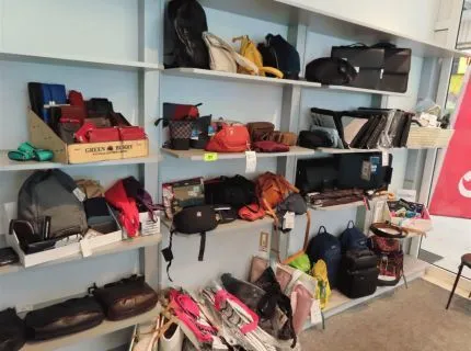 1 Posten Warenbestand, ca. 200 Teile, bestehend aus: Handtaschen, Gürteltaschen, Strandtaschen, Rucksäcken, Bauchtaschen, Geldbörsen,…