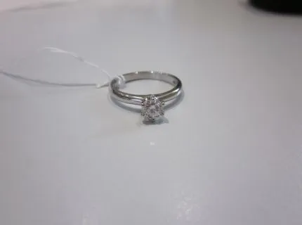 1 Ring mit Brillantsolitär, WG 750/000, ca. 0,54 ct feines Weiß/si, mit Expertise. Ref.: 014.0125
