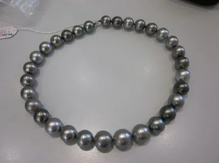 1 collier de perles de Tahiti, perles dégradées de 12,1 à 14,7 mm, gris argenté, couleur paon. Réf. : 643.0395