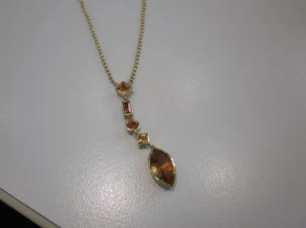 1 Collier mit Mandaringranaten und Citrinen, GG 750/000, 2 Mandaringranate. Ref.: 643.0476