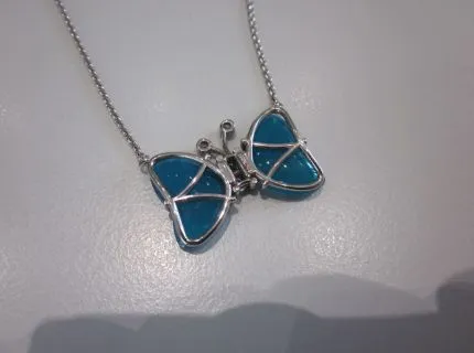 1 collier papillon avec agate, topaze et brillants, or blanc 750/000. Réf. : 644.0253