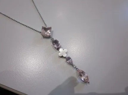 1 Collier mit Morganiten, Amethysten und Perlmutt, WG 750/000. Ref.: 644.0498