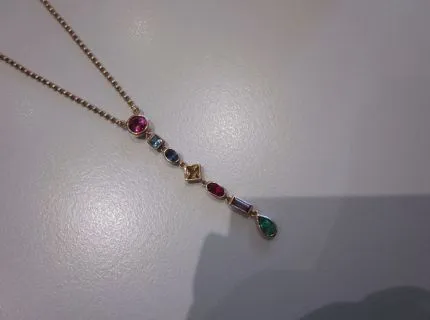 1 collier met kleurstenen, roségoud 750/000, robijn ca. 1,01 ct, saffier ca. 0,24 ct. Ref.: 670.0113