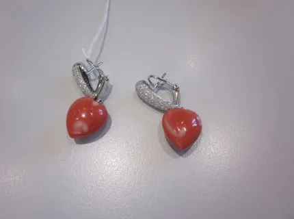 1 paire de boucles d'oreilles avec corail et brillants, or blanc 750/000, brillants env. 2,13 ct fin. Réf. : 764.0487