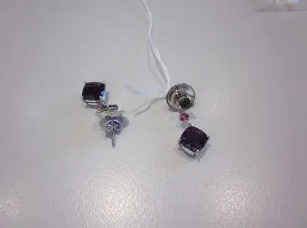 1 paire de boucles d'oreilles avec pierres de couleur, or blanc 750/000, 2 tourmalines vertes et 2 roses. Réf. : 764.0491
