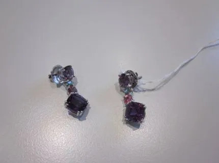 1 Paar Ohrgehänge mit Farbsteinen, WG 750/000, Amethyste zus. ca. 12,23 ct, hellgrüne Turmaline. Ref.: 764.0497