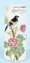 Pot à pinceaux – porcelaine, peinte à la main, grand motif floral avec oiseau et caractères, corps cylindrique, H= 28,5 cm, Chine, fond avec…