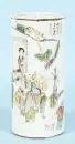 Pot à pinceaux – porcelaine, peinte à la main, motif avec scène paysanne et caractères, corps cylindrique, H= 27,5 cm, Chine, fond avec…