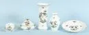 Porseleinen onderdelen, 6 stuks "Herend" – Porselein, handbeschilderd, decor "Rothschild", gouden rand, 2 vazen (H= 14/21 cm), 1 moccakopje met schotel, schaal,…
