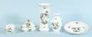 Pièces en porcelaine, 6 pièces "Herend" – Porcelaine, peinte à la main, décor "Rothschild", liseré doré, 2 vases (H= 14/21 cm), 1 tasse à moka avec soucoupe, coupelle,…