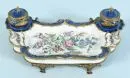 Bureauset "Limoges" – porselein, handbeschilderd, deels blauw geglazuurd, bloemendecor, reliëfversieringen met goud, op 4 metalen voetjes, 8,5…
