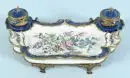 Ensemble de bureau "Limoges" – porcelaine, peint à la main, partiellement émaillé bleu, décor floral, ornements en relief avec dorure, sur 4 pieds métalliques, 8,5…