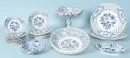 Pièces de service, 18 pièces "Stadt Meissen" – porcelaine, peint à la main, bleu Zwiebelmuster, bords avec décors ajourés, 14 assiettes (D= 15-27 cm), 3 coupes, 1…